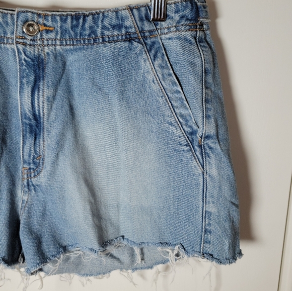 Vintage Levi's 2002 Adjustable Denim Shorts | 100% Cotton | Y2K Levi's | 8 - Picture 2 of 10